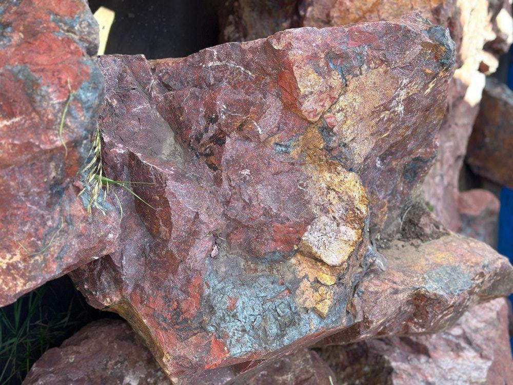 Камни для ландшафтного дизайна красно-фиолетовые 10-60 килограмм купить в Липецкой области