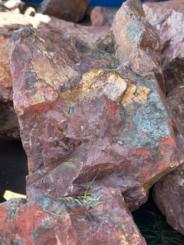 Камни для ландшафтного дизайна красно-фиолетовые 10-60 килограмм купить в Липецкой области