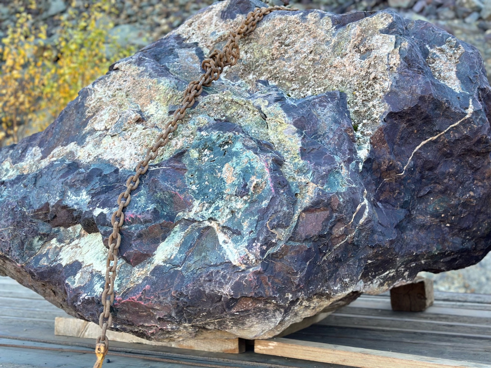 Огромные красно-фиолетовые валуны для ландшафтного дизайна весом более 5 тонн купить в Липецкой области