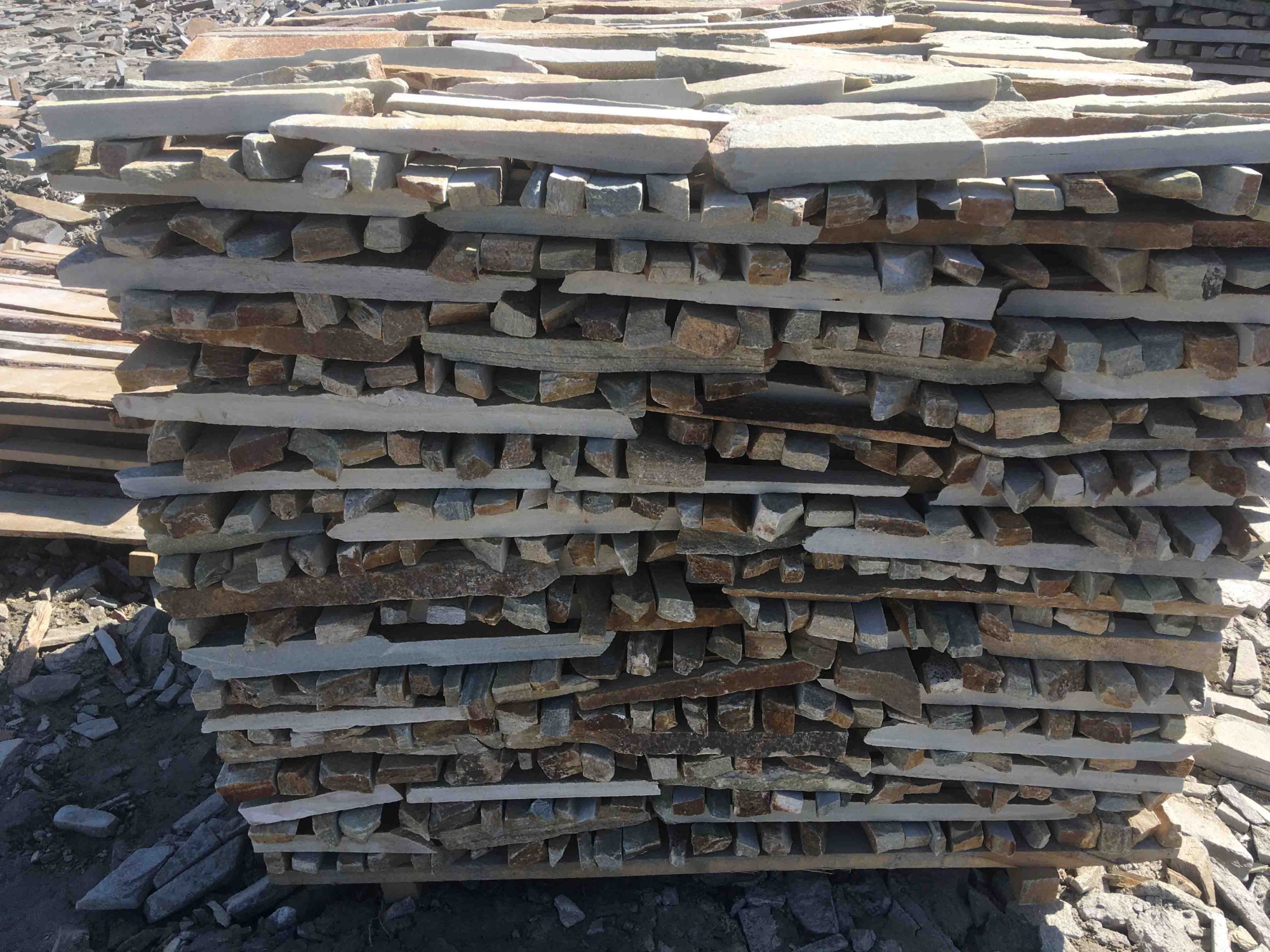 Горбушка златолит золотистый для облицовки купить в Липецкой области