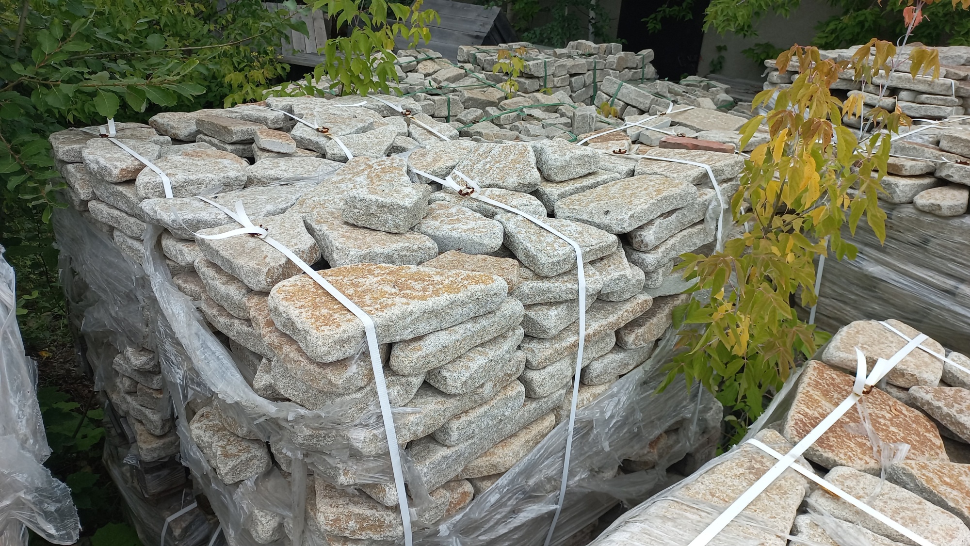 Плитняк галтованный гранитный для ландшафтного дизайна купить в Липецкой области