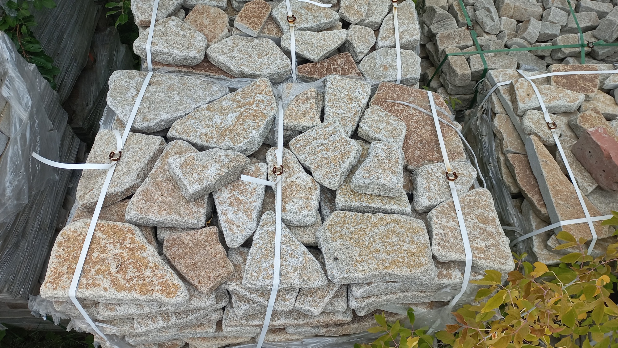 Плитняк галтованный гранитный для ландшафтного дизайна купить в Липецкой области