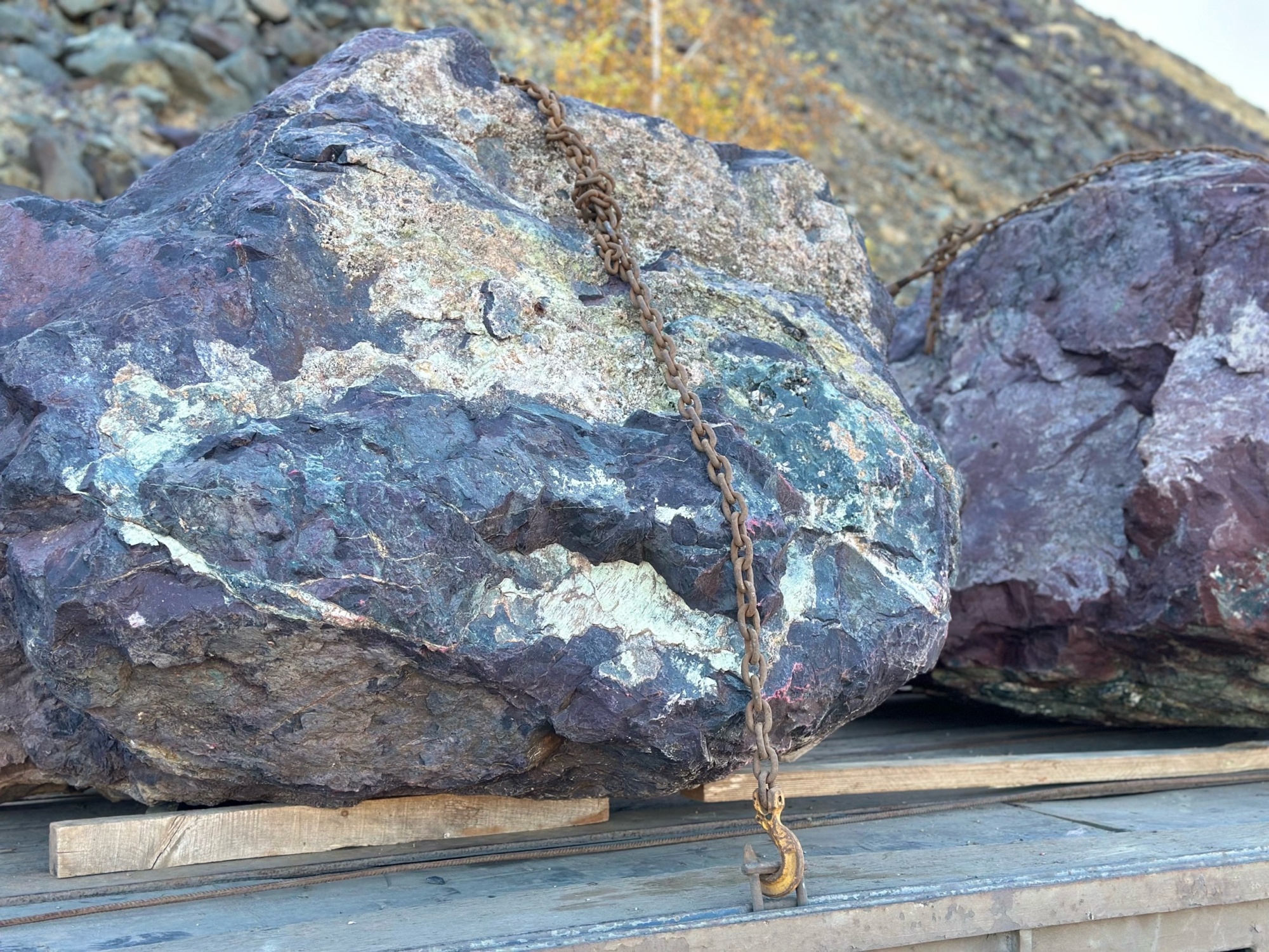 Огромные красно-фиолетовые валуны для ландшафтного дизайна весом более 5 тонн купить в Липецкой области